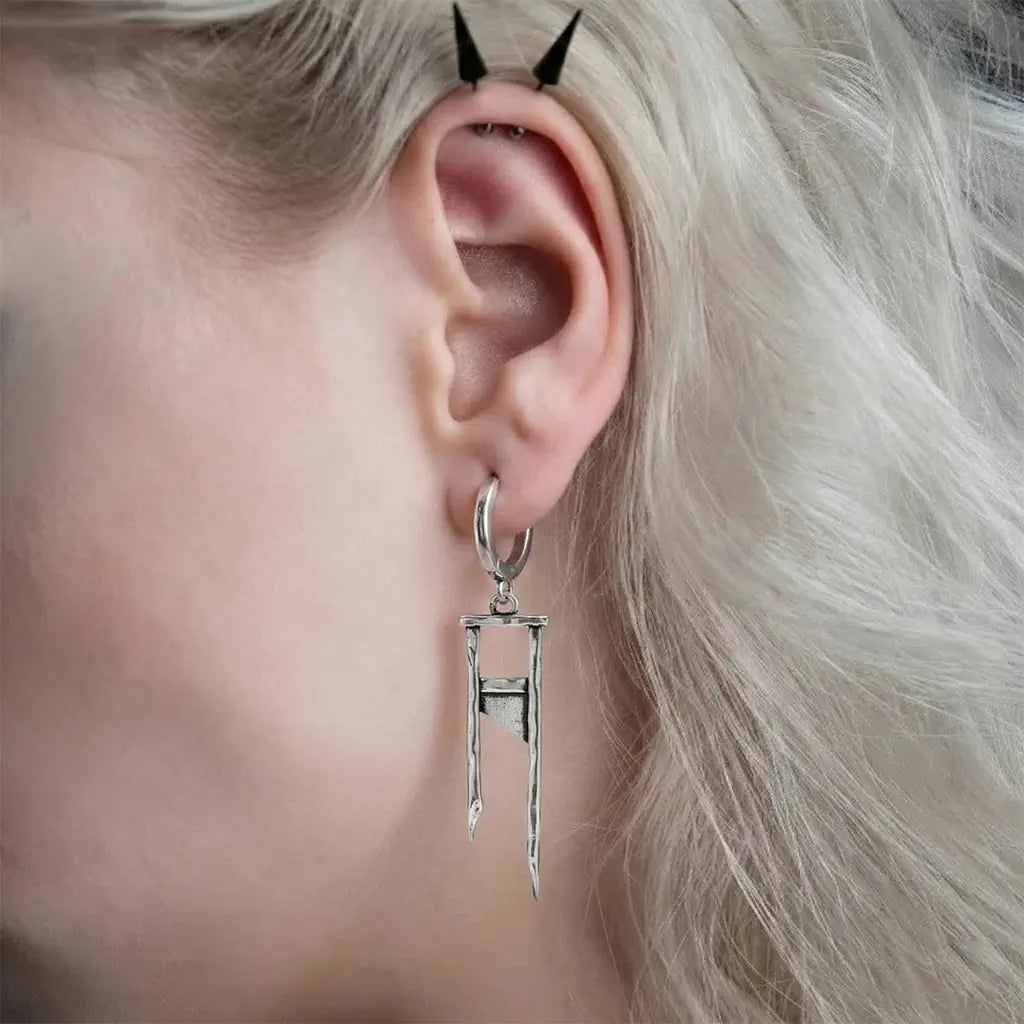 CHIC GUILLOTINE EARRINGS (925 SILVER)