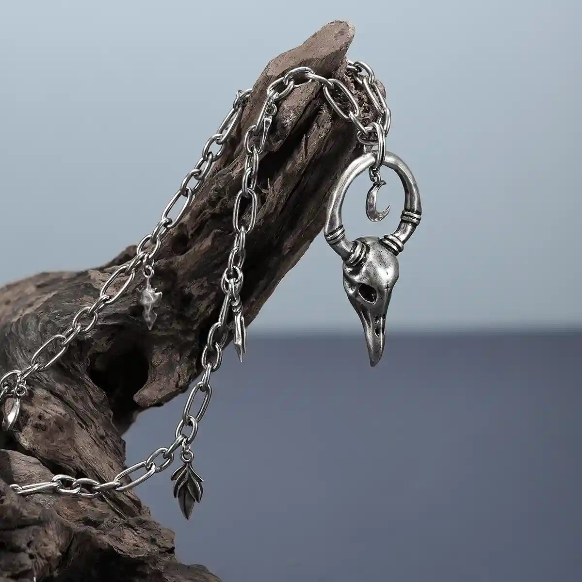 CROW WARD NECKLACE  (SILVER)