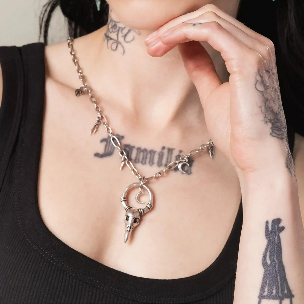 CROW WARD NECKLACE  (SILVER)