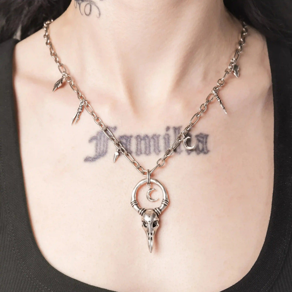 CROW WARD NECKLACE  (SILVER)