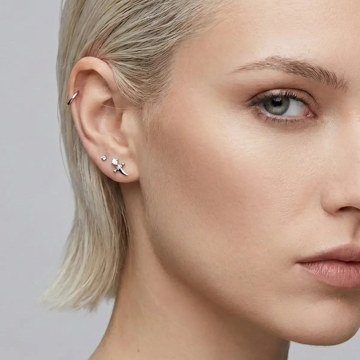 CRYSTAL DAGGER FLATBACK STUD