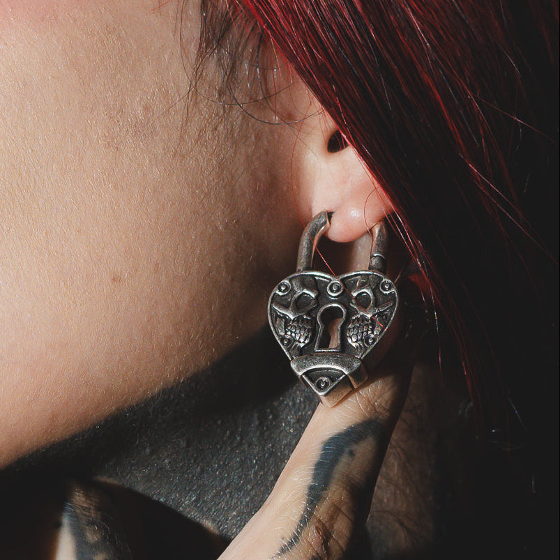 SKULL HEARTLOCK EARRINGS